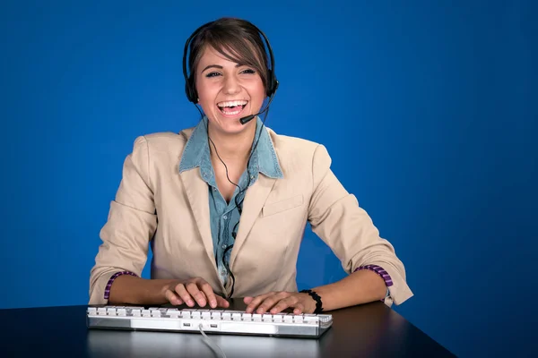 Young woman at the helpdesk — Stockfoto