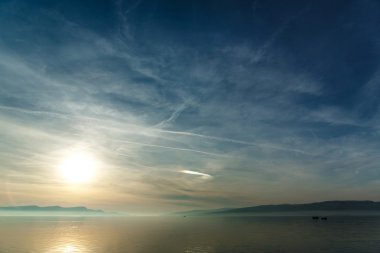 güzel gün batımı denizde