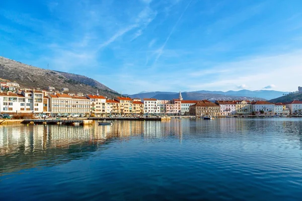 Dorflandschaft mit Meer — Stockfoto