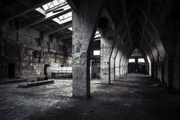 Industrieller Innenraum aufgegeben — Stockfoto