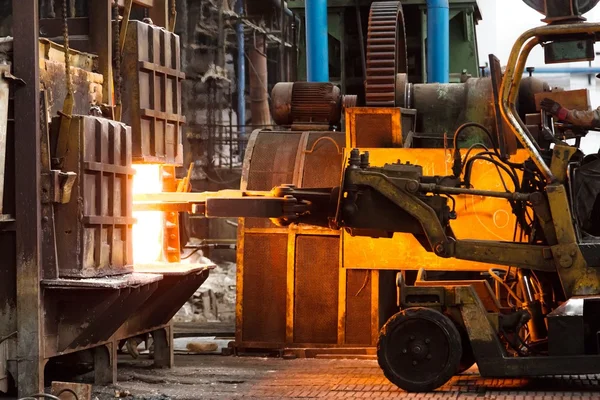 Hårt arbete i en fabrik — Stockfoto