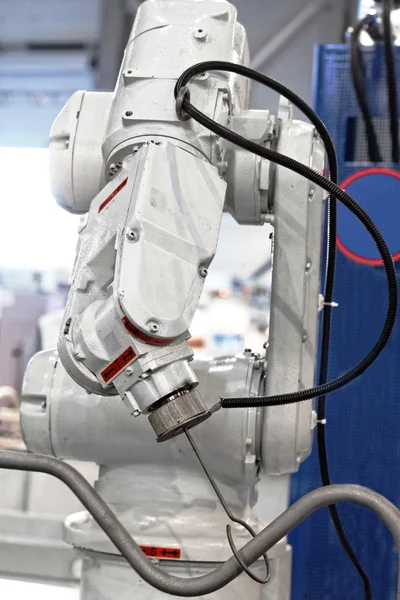 Industrieller automatisierter Roboterarm — Stockfoto
