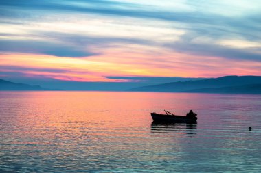 gün batımında tekne