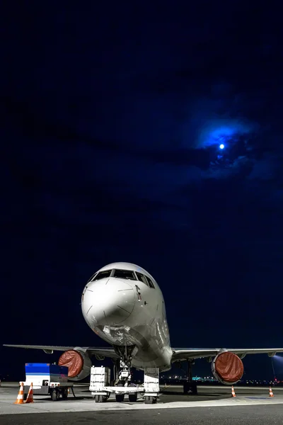 Airplane front close-up — Stock Photo, Image