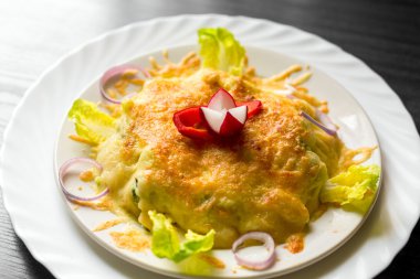 Beyaz tabakta lezzetli yemekler