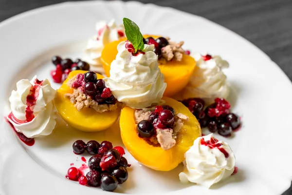 Deliciosa sobremesa com frutas — Fotografia de Stock