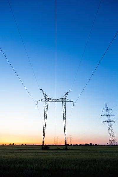 電気送電線と鉄塔 — ストック写真