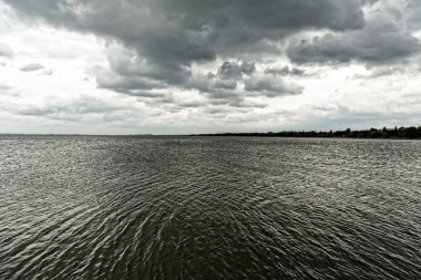 Göl üzerinde fırtına