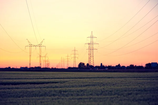 電気送電線と鉄塔 — ストック写真