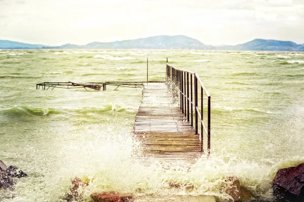 Tempestade sobre o lago — Fotografia de Stock