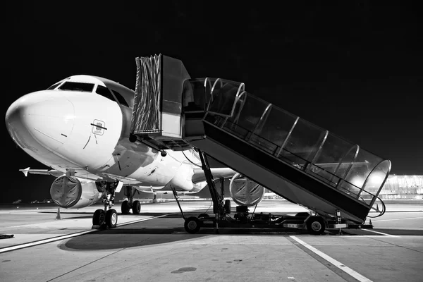 Avião de embarque de perto — Fotografia de Stock