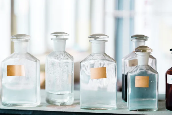 Antiguo laboratorio con un montón de botellas —  Fotos de Stock