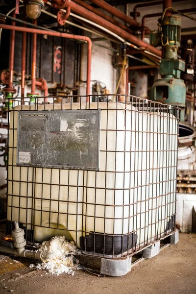 Intérieur industriel avec réservoirs chimiques — Photo