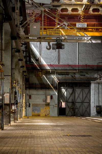 Interior industrial escuro — Fotografia de Stock