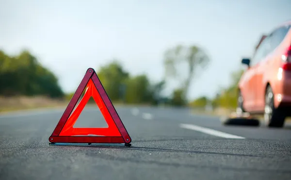 Rode driehoek van een auto — Stockfoto