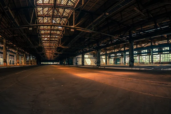 Intérieur industriel sombre Photos De Stock Libres De Droits