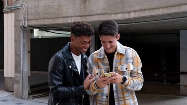 两个年轻英俊的男人在街上看智能手机 — 图库视频影像