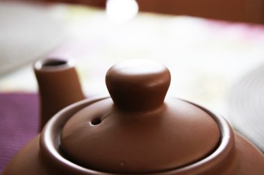 izole Çin kil çaydanlık