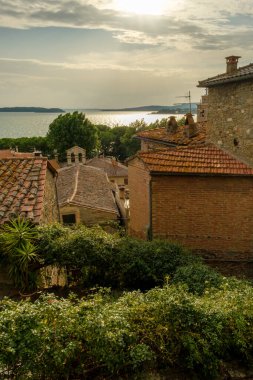 Passignano, Umbria, İtalya 'dan Trasimeno Gölü manzarası