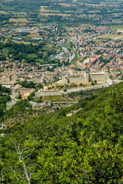 Monteluco, Umbria, İtalya 'dan Spoleto' nun panoramik manzarası