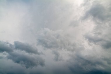 Gökyüzünde koyu ve gri bulutlar oluşuyor. Sadece gökyüzü resmi, yer yok..