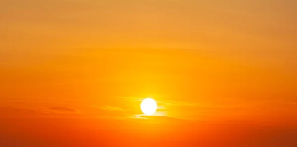 オレンジ色の空に太陽を沈める。土地の眺めはなし. ストック写真