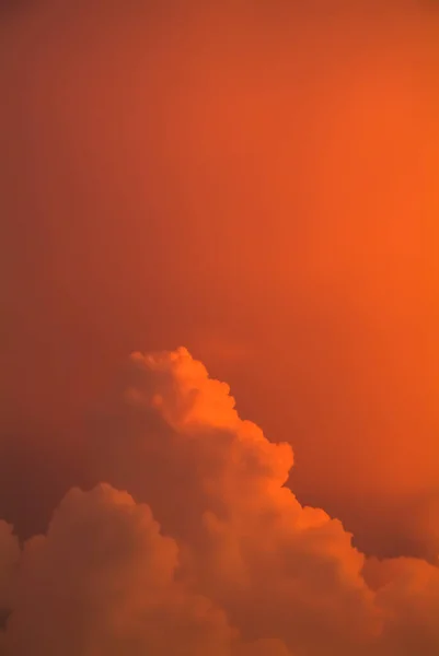 色彩斑斓的落日天空,有着引人注目的橙色云彩.只有天空，没有土地. — 图库照片