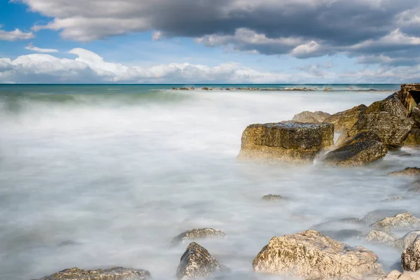 Falésias no mar Adriático. Os raios de sóis refletindo sobre as rochas. Exposição longa. — Fotografia de Stock