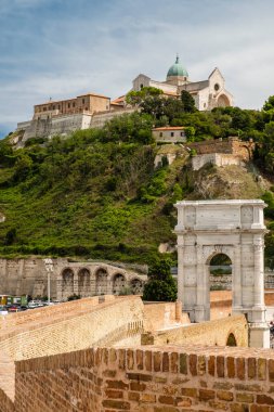 Trajan Kemeri ve St. Cyriac, Ancona, Marche, İtalya Katedrali 'nin arkası