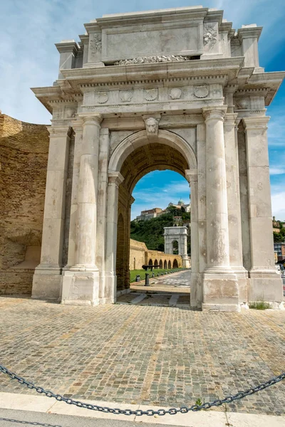 Ворота Клементины и за Аркой Траяна, Анкона, Марке, Италия — стоковое фото