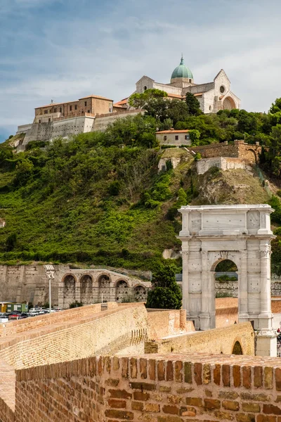 L'Arco di Traiano e dietro la Cattedrale di San Ciriaco, Ancona, Marche, Italia — Foto Stock
