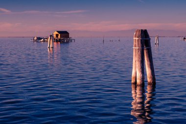 Pellestrina Adası, Venedik lagünü, İtalya - 22 Kasım 2020: Balıkçıların evi ve tuğlasıyla Venedik lagününün manzarası