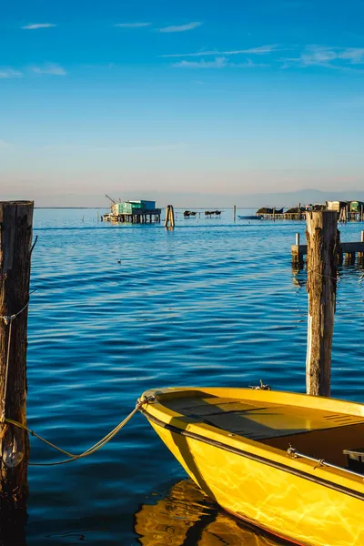 Vista sobre a lagoa veneziana com as casas de pescadores e barco, ilha de Pellestrina, lagoa veneziana, Itália — Fotografia de Stock