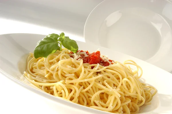 Pasta con sugo di pomodoro e basilico Immagine Stock