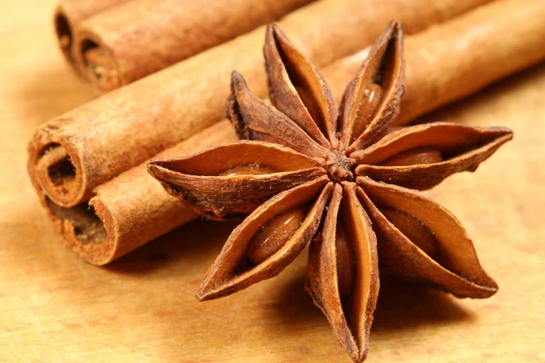 Aniseeed and cinnamon — Stock Photo, Image