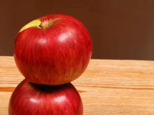 Två saftiga röda äpplen — Stockfoto