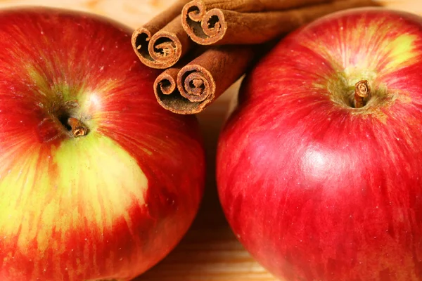 Apples and cinnamon — Stock Photo, Image