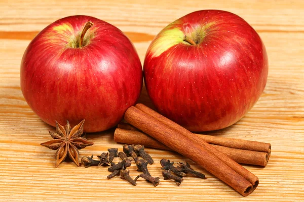 Äpplen och kryddor — Stockfoto