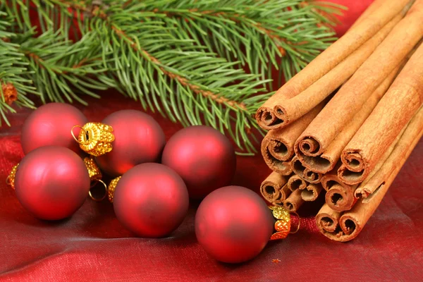 Glass balls and cinnamon sticks — Stock Photo, Image