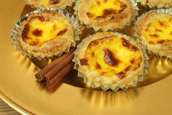 Pasteis de nata - egg tarts on golden plate — Stock Photo, Image