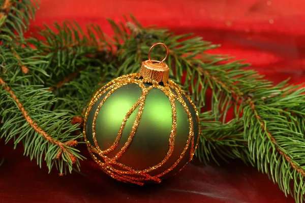 Bola de cristal verde en corona de Navidad — Foto de Stock