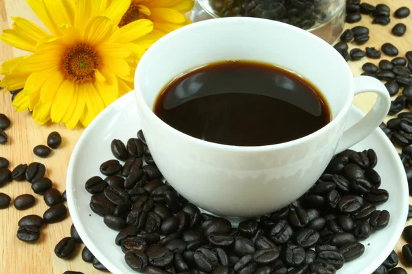 Café preto com feijão e flores — Fotografia de Stock