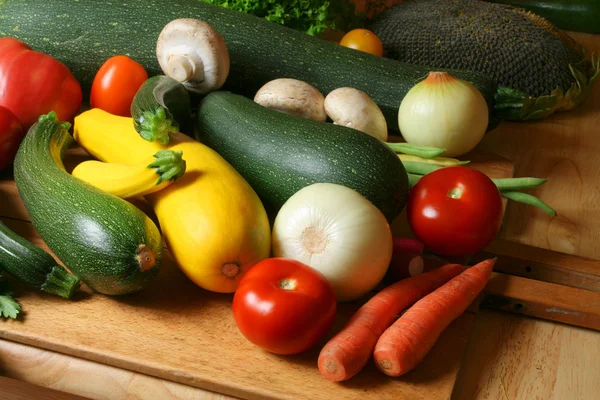 Råa ekologiska grönsaker — Stockfoto