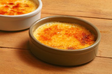 Creme brulee ahşap tahta üzerinde