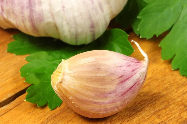 Garlic clove and parsley — Stock Photo, Image