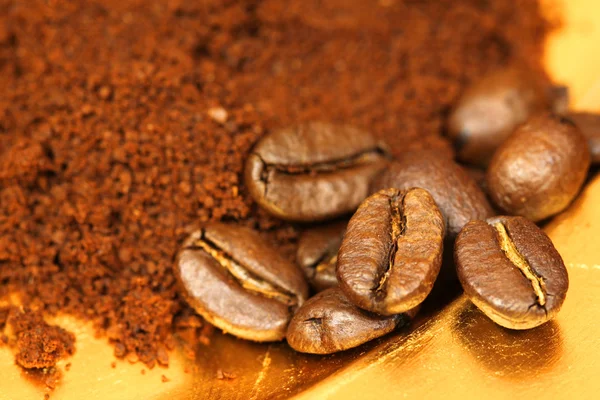 咖啡豆和咖啡厅地面 — 图库照片