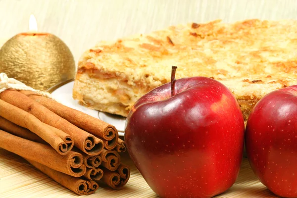 Äpplen och kanel - äppelkaka — Stockfoto