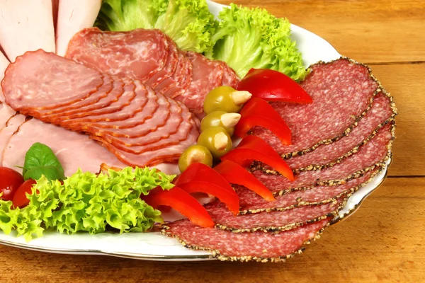 Тарелка с копченым мясом — стоковое фото