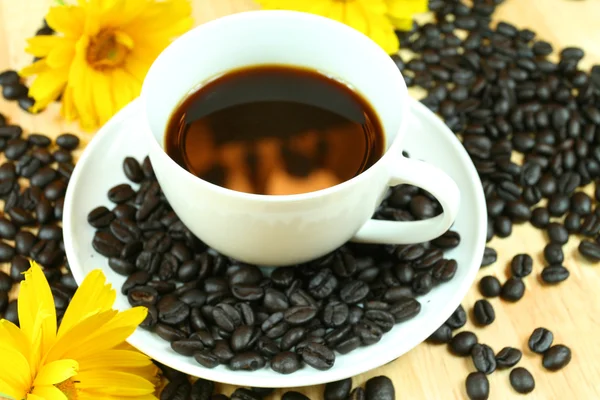 Café preto com flores — Fotografia de Stock