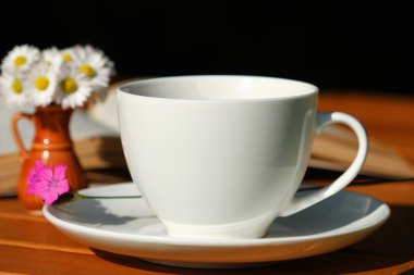 kahve ve kır çiçekleri